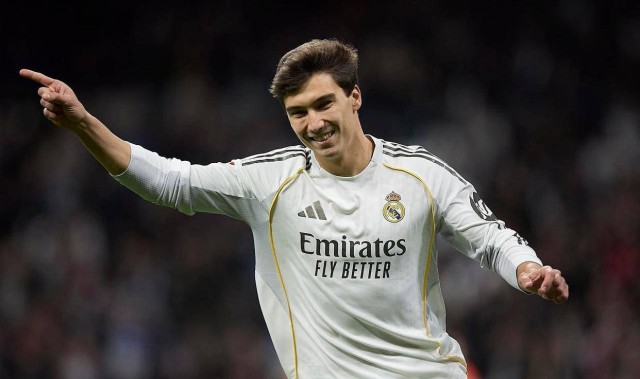 西甲最新积分榜发布：皇马4-1大胜逆转巴萨登顶，维尼修斯状态火热