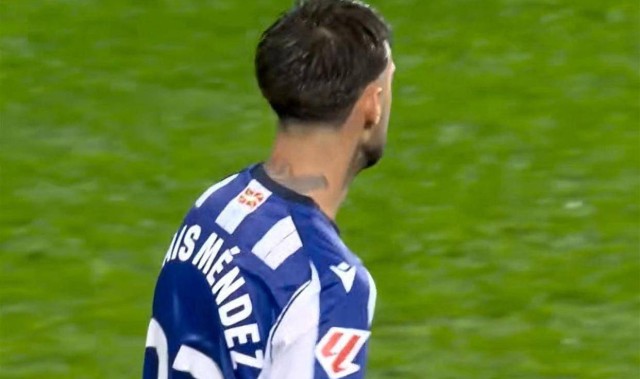 终结11连胜！西甲爆冷门：巴萨1-2皇家社会，皇马机遇来了：落后1分